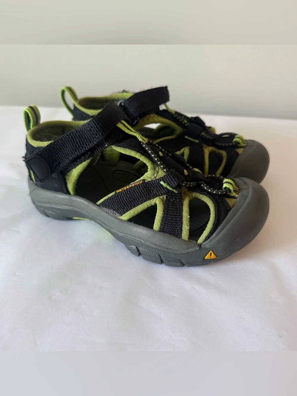 KEEN Size 12 Boys Black and Green Sandals